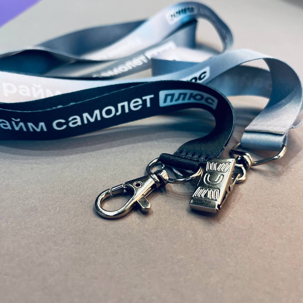 лента на шею для бейджа с логотипом лента на шею для бейджа с логотипом