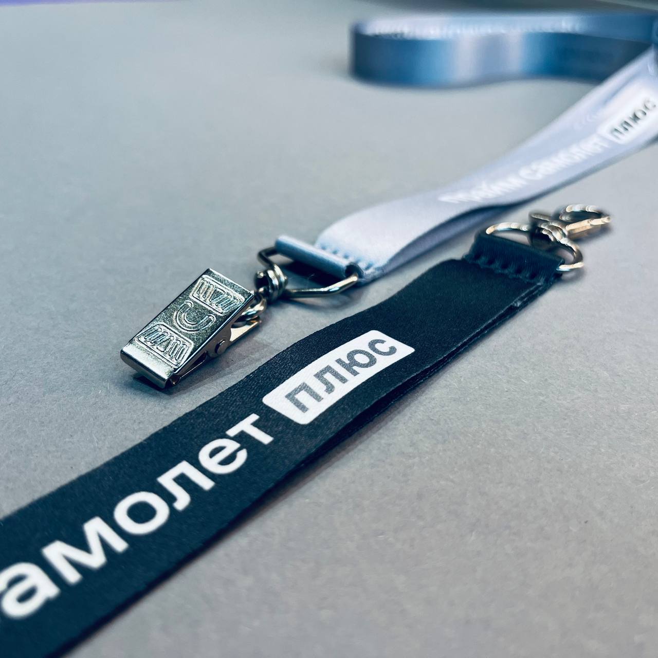 Лента с логотипом для бейджа Лента с логотипом для бейджа