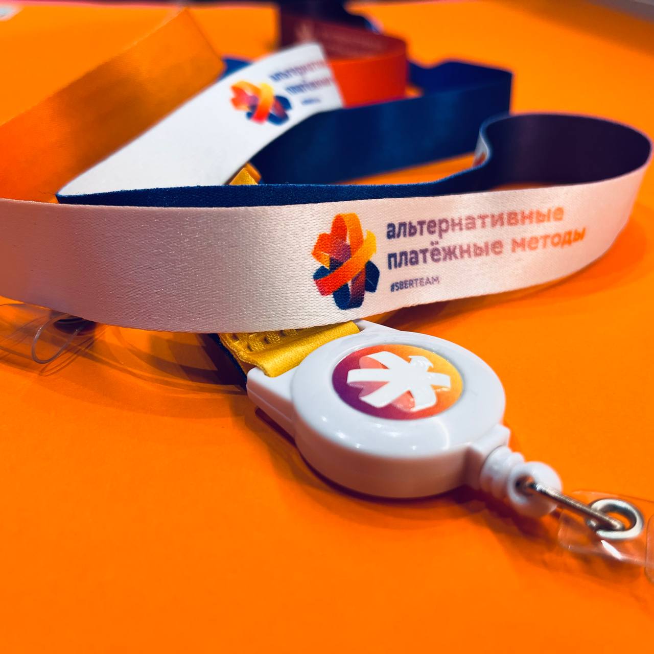 Лента для бейджа с логотипом и ретрактором Лента для бейджа с логотипом и ретрактором
