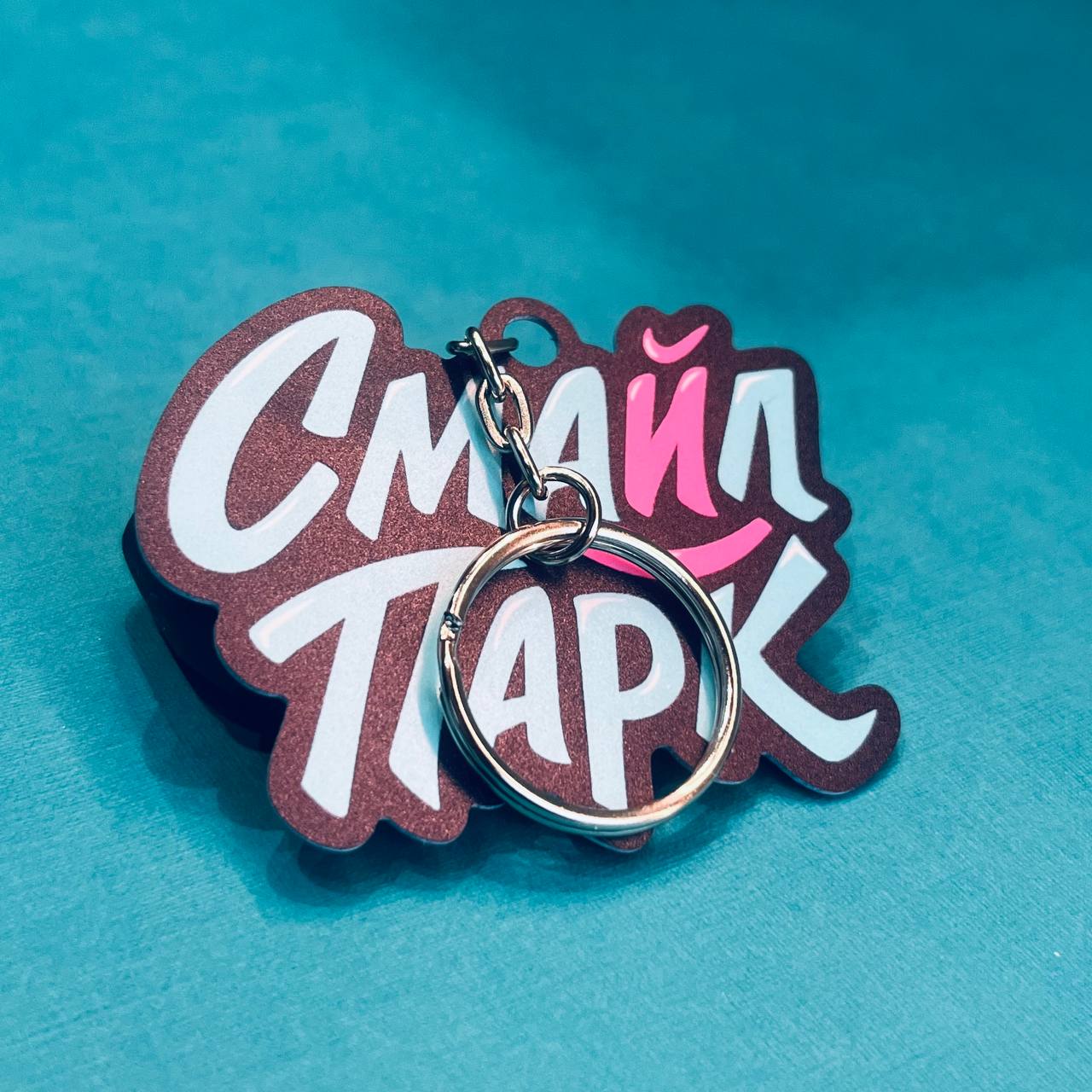 NFC-брелок с фигурной резкой под размер антенны 35 мм. Полноцветная печать, встроенная NFC-метка.