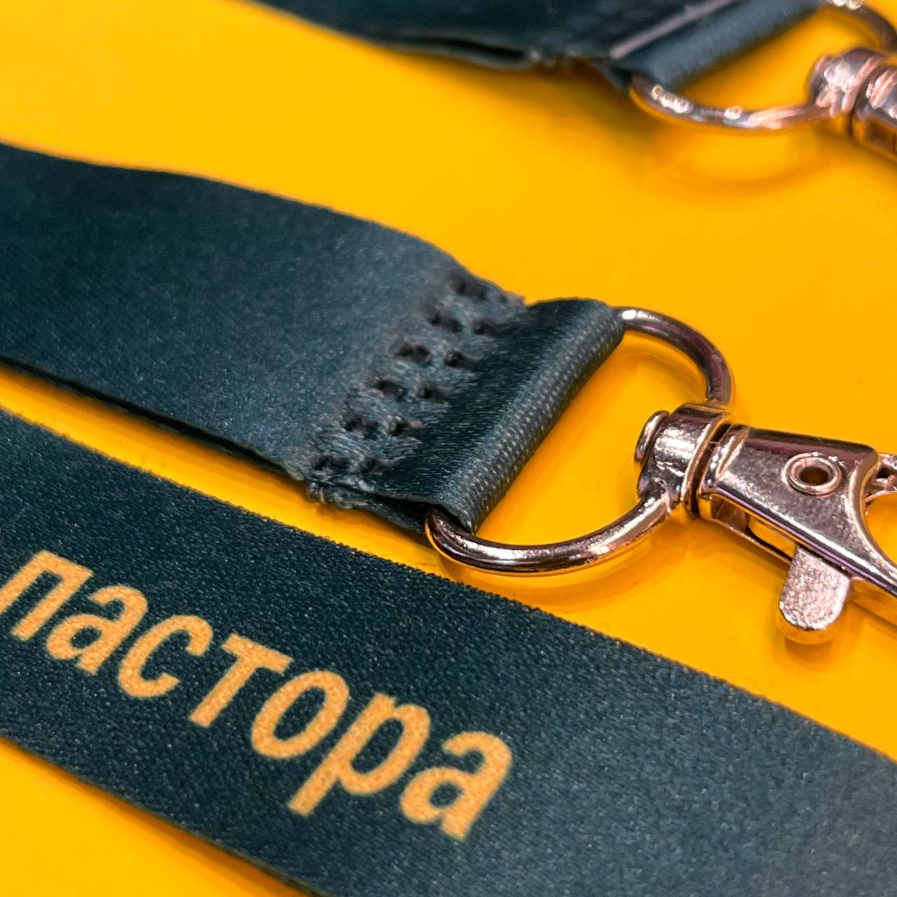 Ремувка с карабином и персональным нанесением имени сотрудника. Лента блекаут 20 мм. МАДЖЕНТА