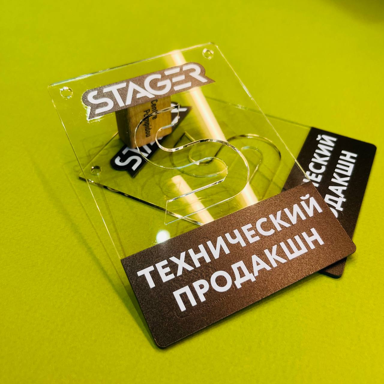 Прозрачный акриловый бейдж 3 мм с фигурной вырезкой логотипа и УФ-печатью. Изготовление для эвент-команды. МАДЖЕНТА.