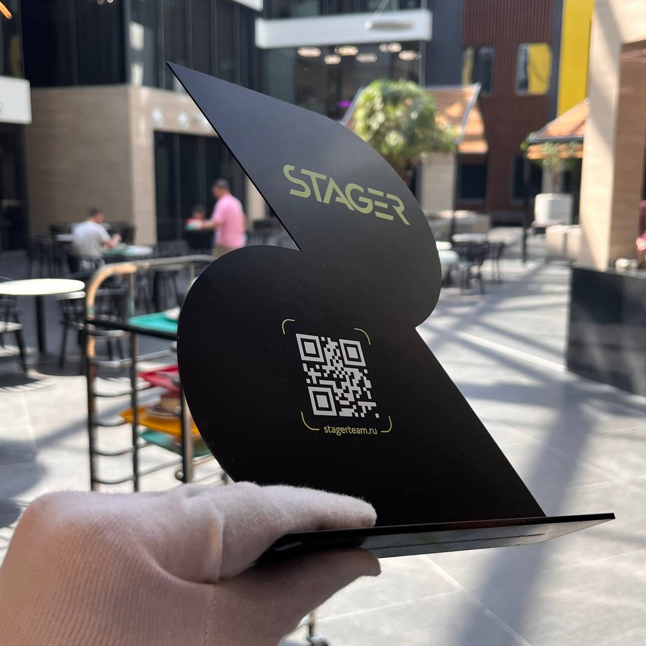 NFC-табличка на чёрном пластике в массе на подставке NFC-табличка необычной формы на чёрном пластике в массе с чёрными торцами. Акриловая подставка 3 мм. МАДЖЕНТА.