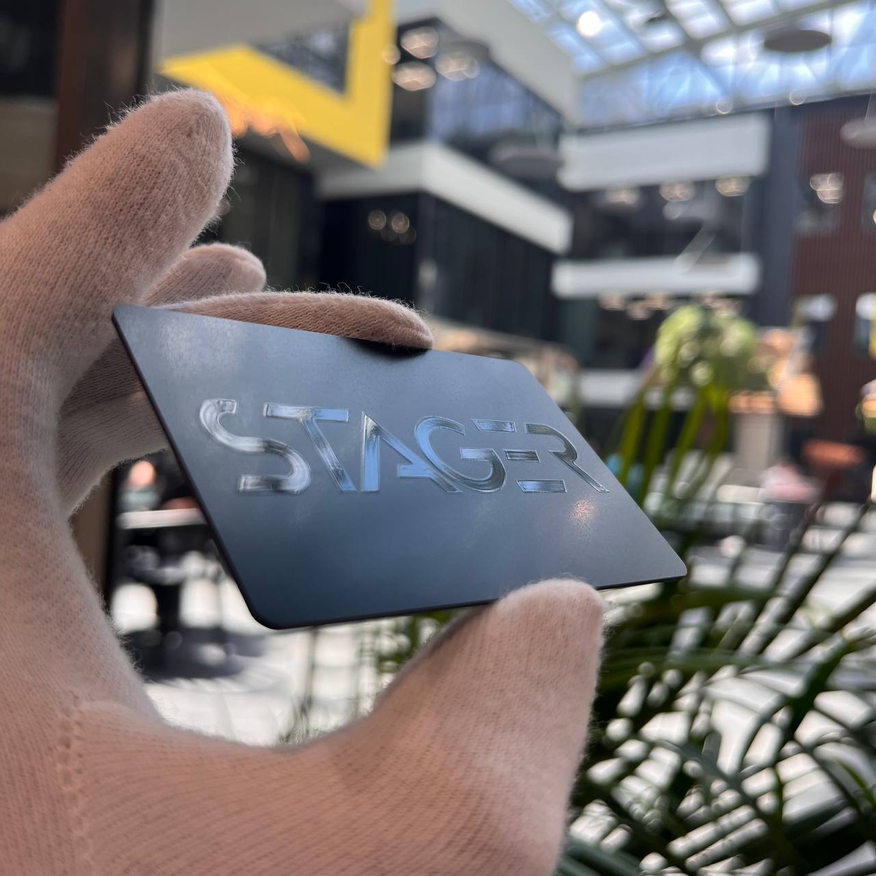 Крупный план выборочного глянцевого лака на чёрной NFC-визитке. Контрастный эффект на матовом тёмном фоне. МАДЖЕНТА.