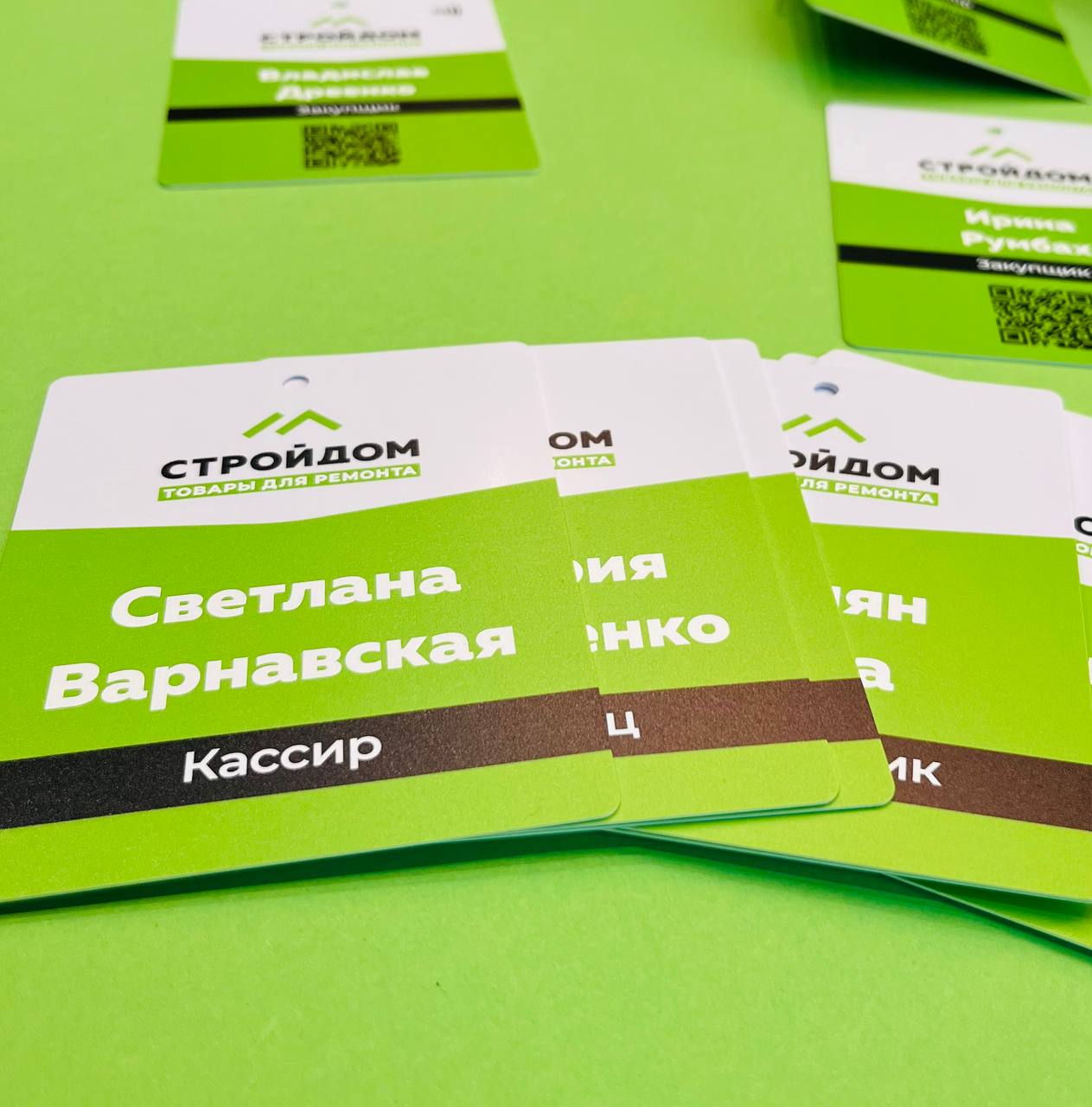 Именные пластиковые бейджики с NFC