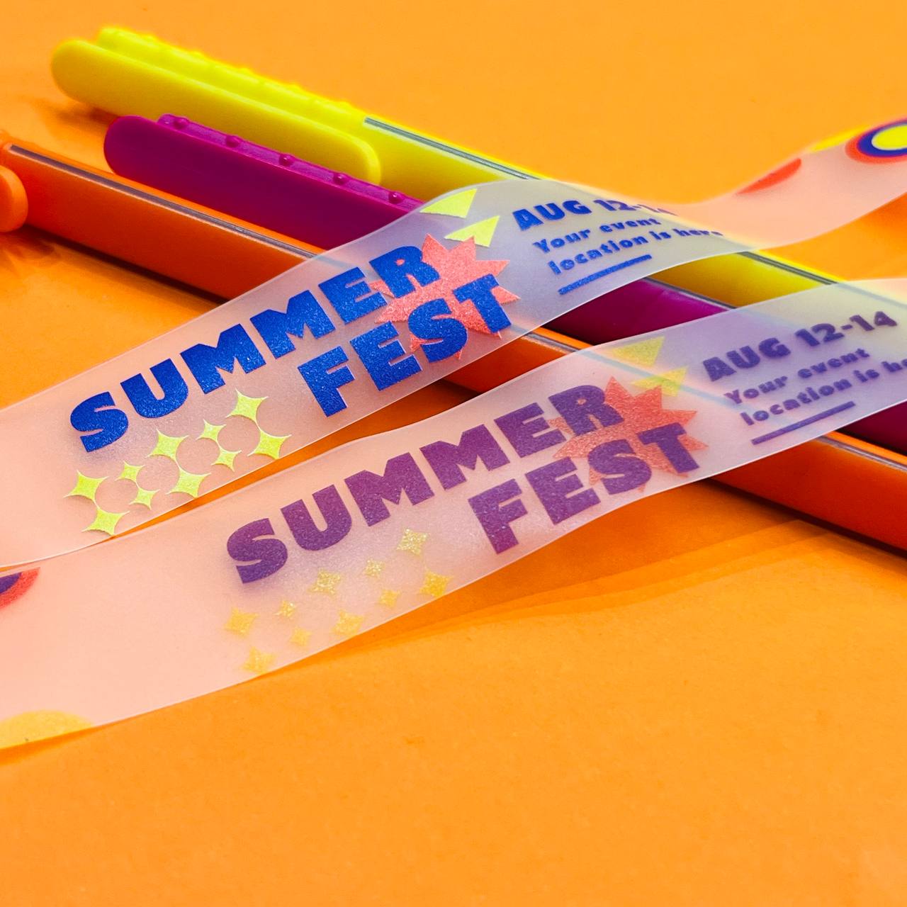 Печать на ленте для бейджа с белой подложкой и без белой подложки под краской