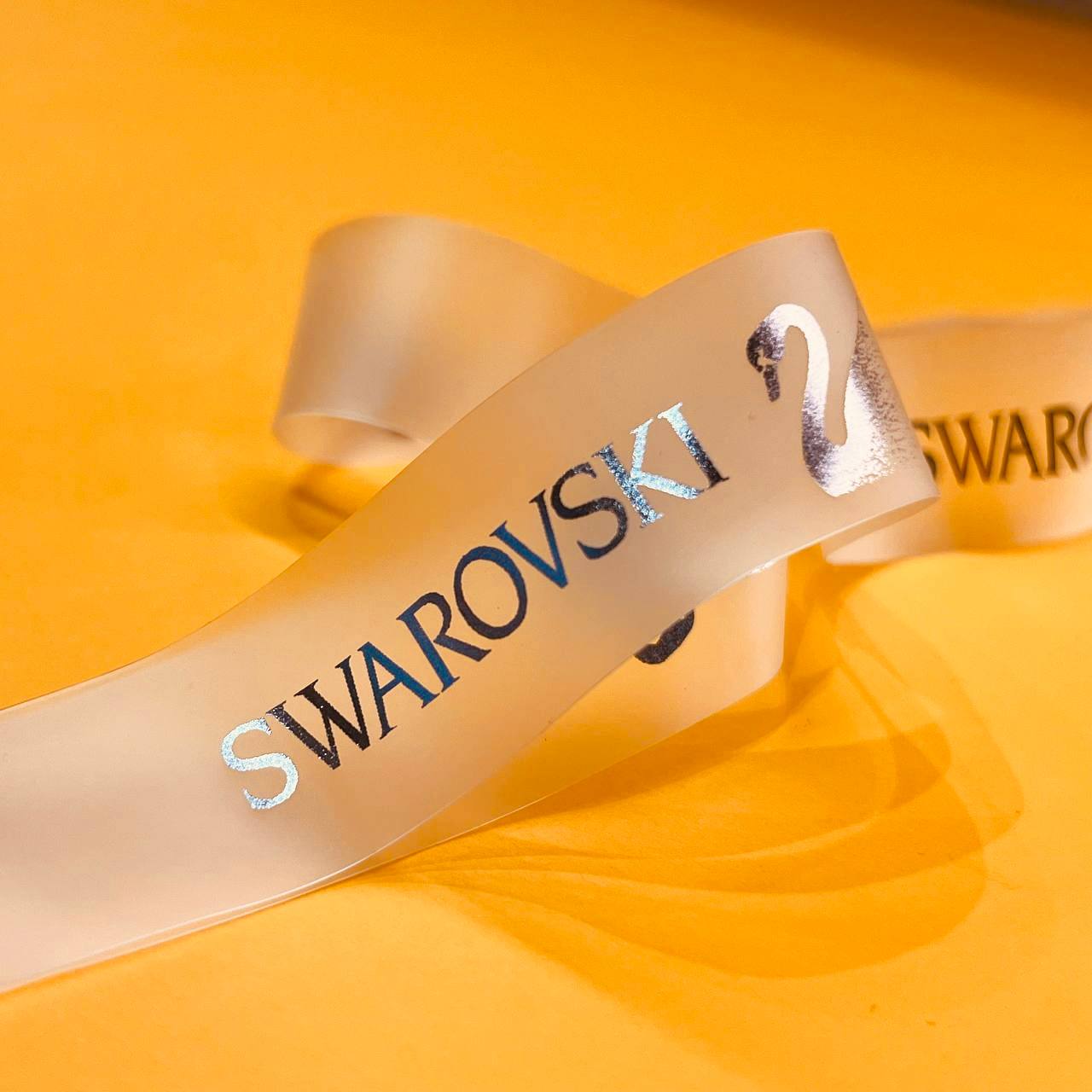 Печать серебряного логотипа на прозрачной ленте для бейджа ювелирного бренда