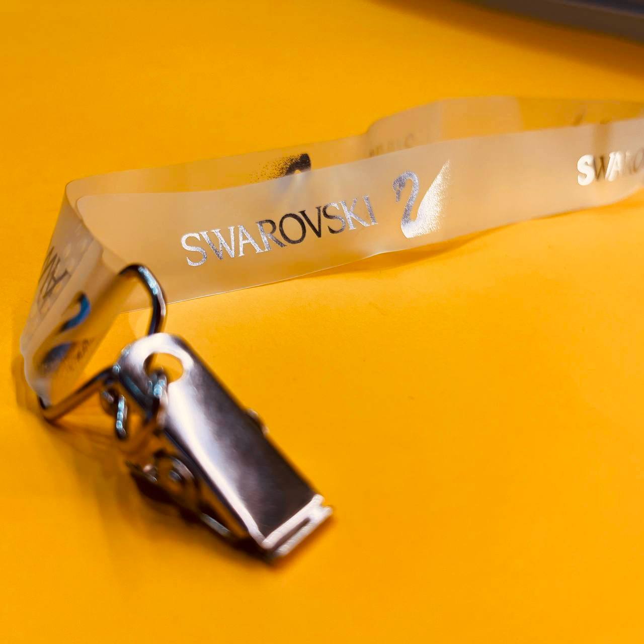 Прозрачная лента для бейджа с креплением на крокодил и серебряным нанесением логогтипа