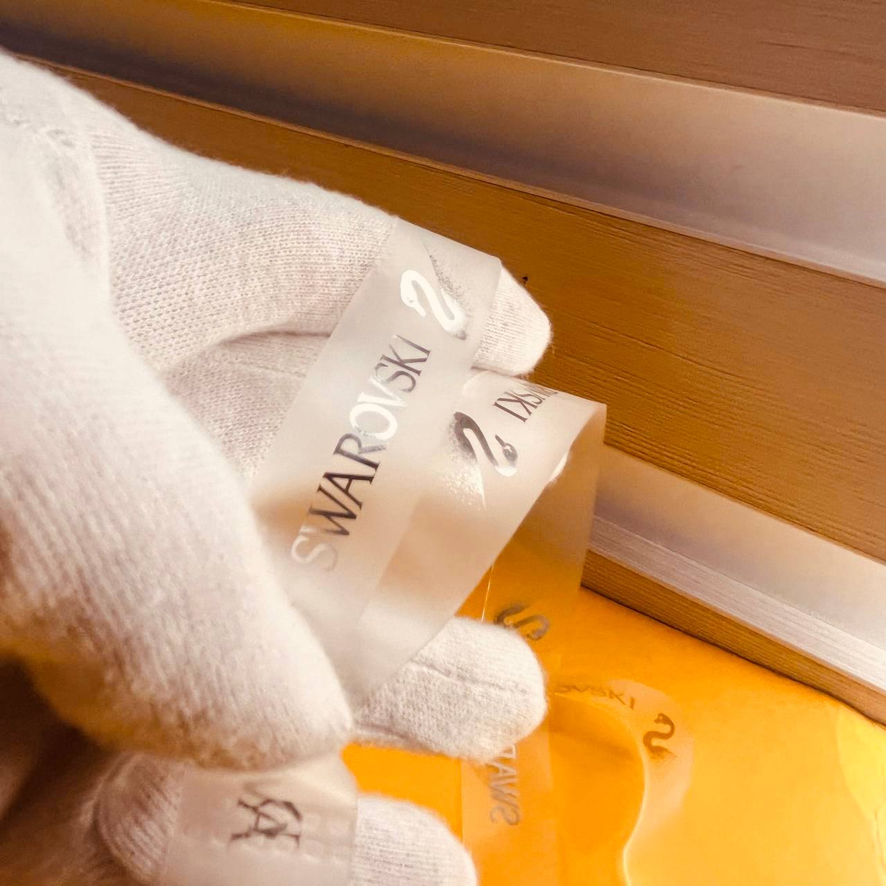 Нанесение серебряного глянцевого логотипа на прозрачную ленту для бейджей