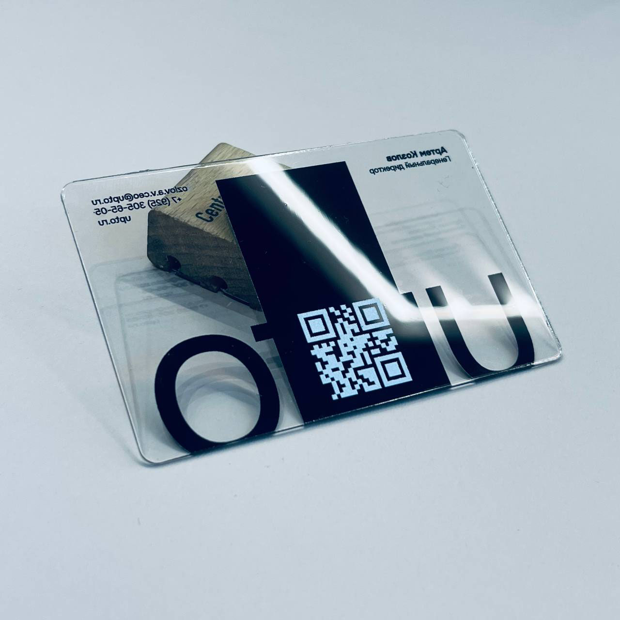 Эффектные блики на прозрачном ПЭТ, подчеркивающие премиальность изделия.