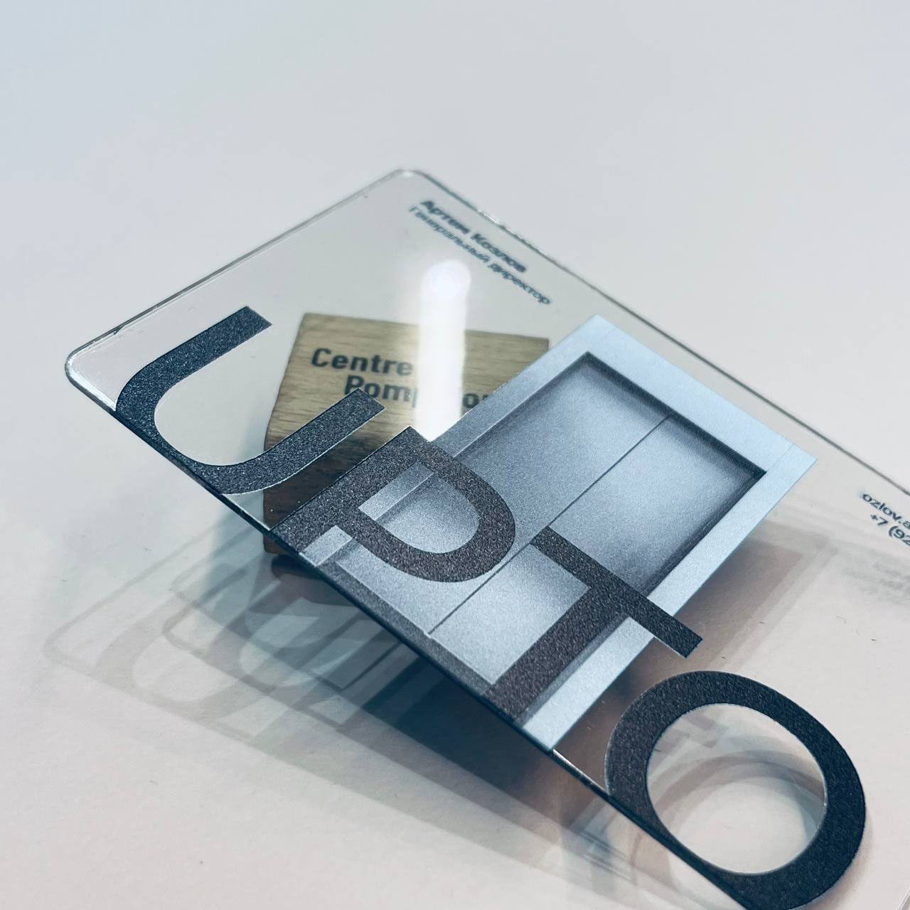 Лаконичный дизайн прозрачной визитки