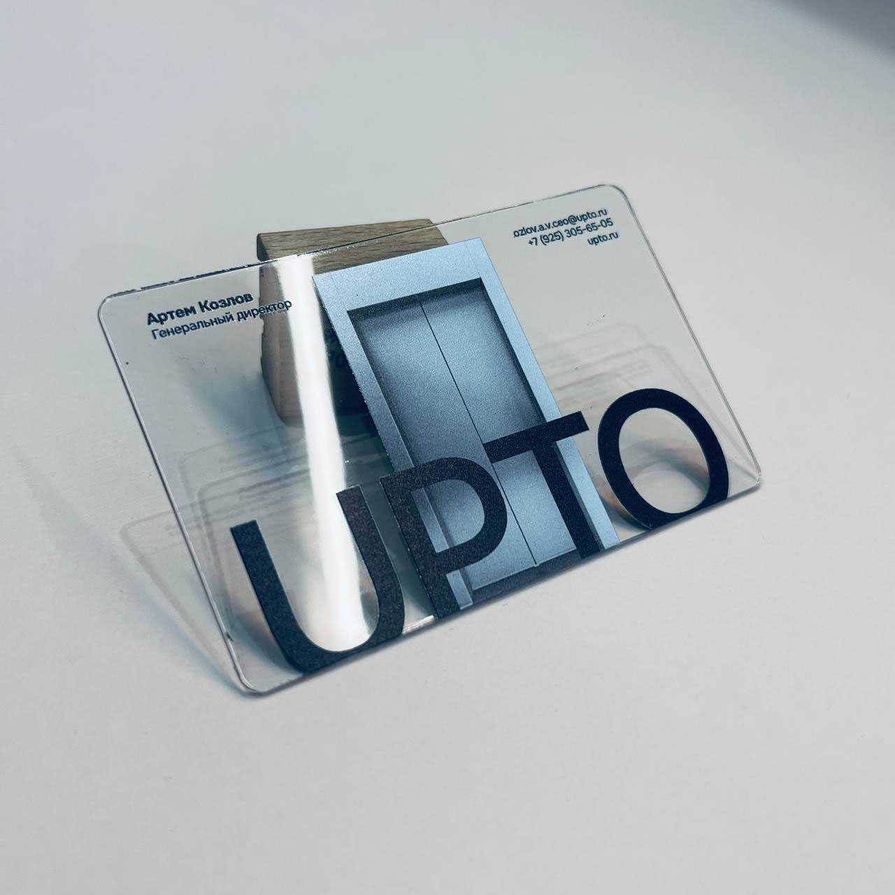 Пример полностью прозрачной карты толщиной 1 мм с глянцевым блеском.