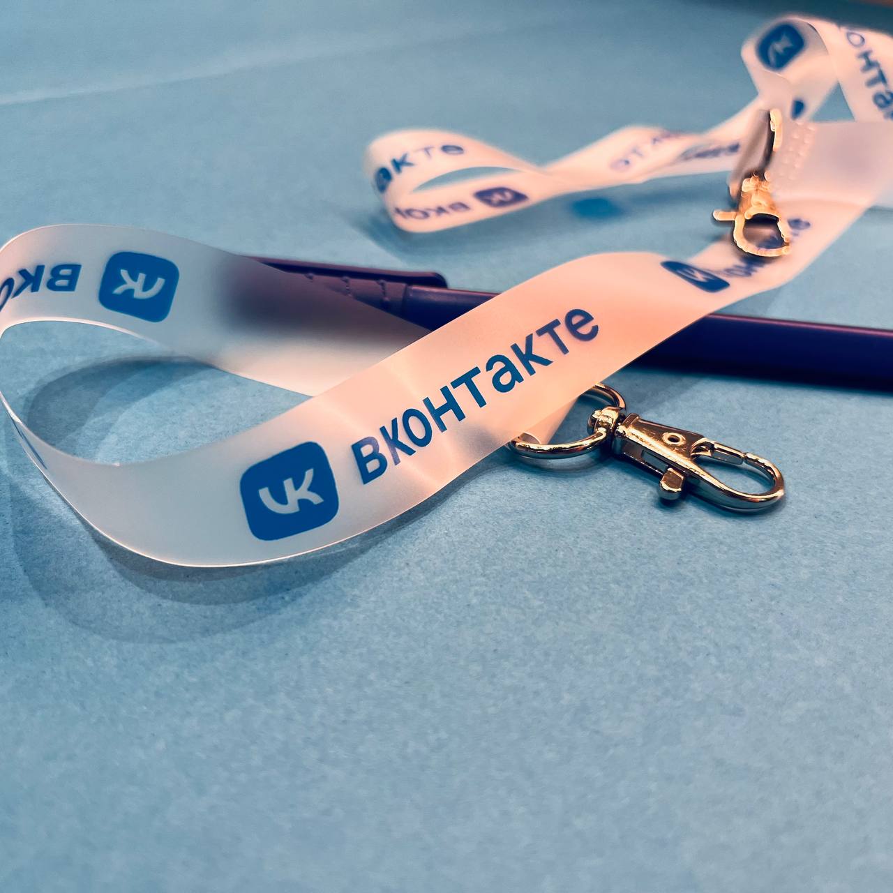 Силиконовая прозрачная лента с печатью логотипа и карабином для бейджа