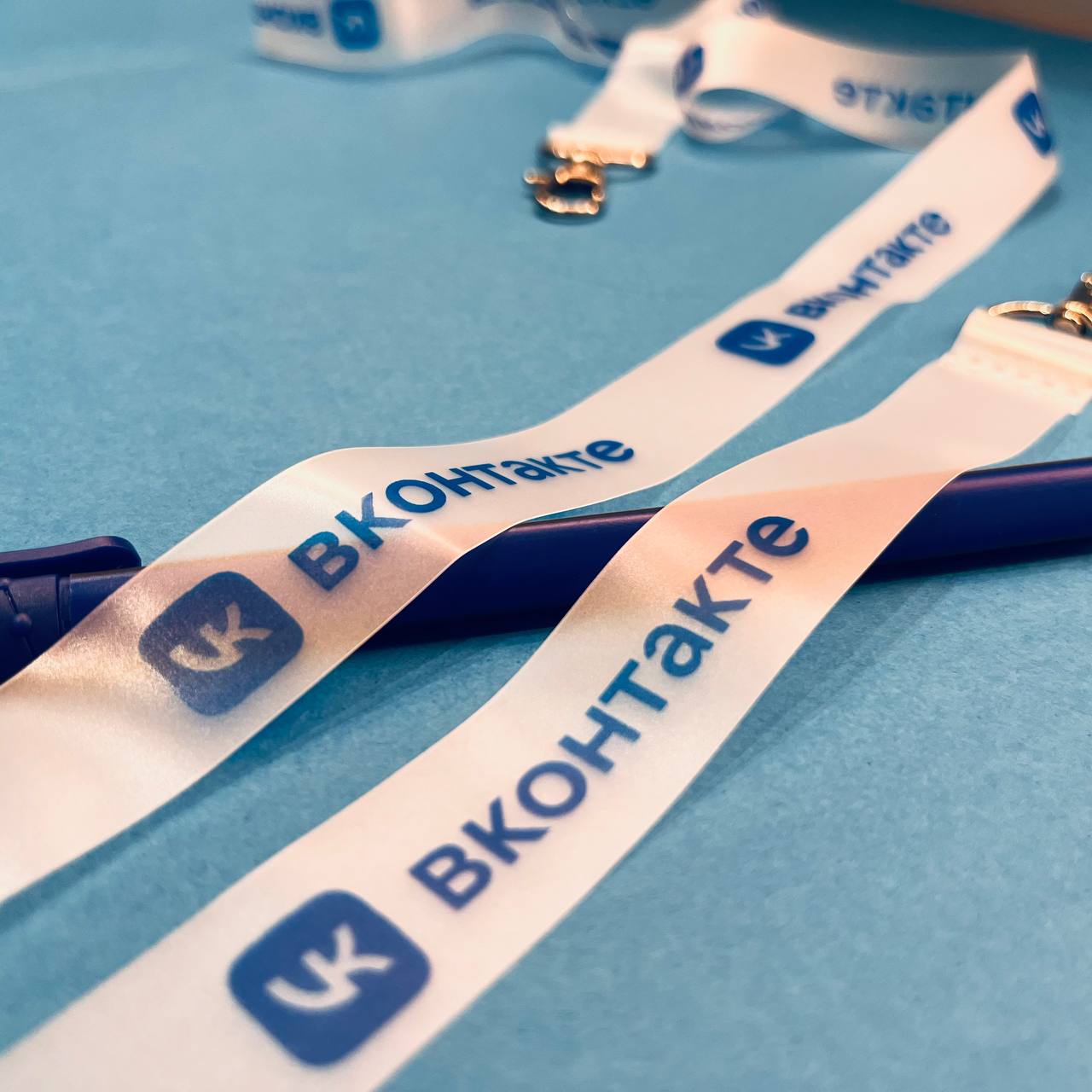 Прозрачный шнурок для бейджа с печатью логотипа методом термотрансферной печати