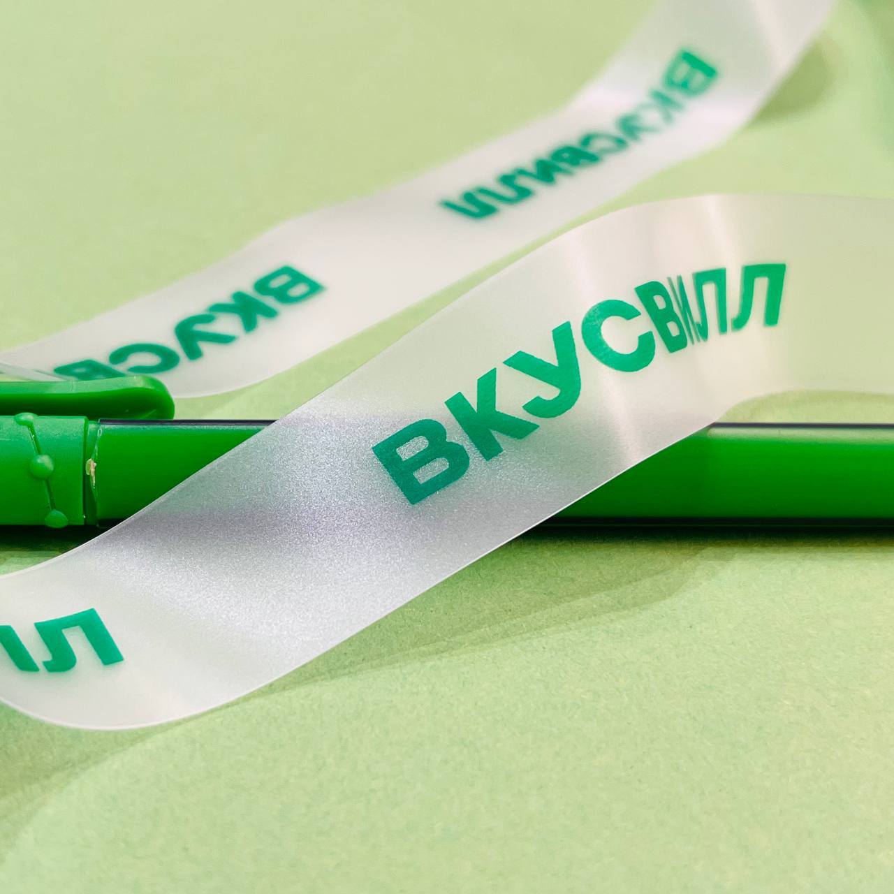 Термотрансферная печать на прозрачной силиконовой ленте для бейджа логотипа зеленого цвета