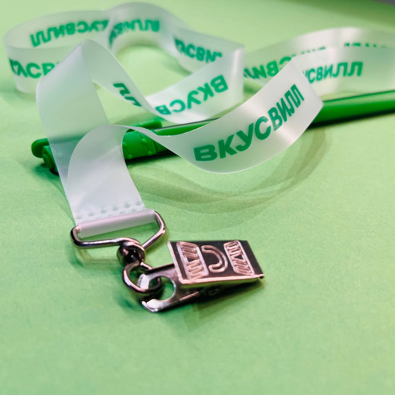 Прозрачная лента для бейджа Прозрачная лента для бейджа с карабином и печатью логотипа зеленым цветом