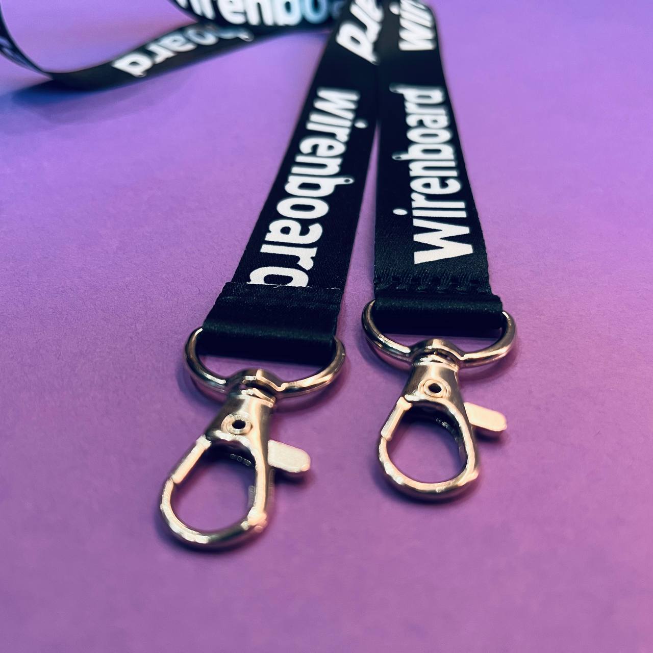 Лента с двумя кабабинами для бейда Лента с двумя кабабинами для бейда