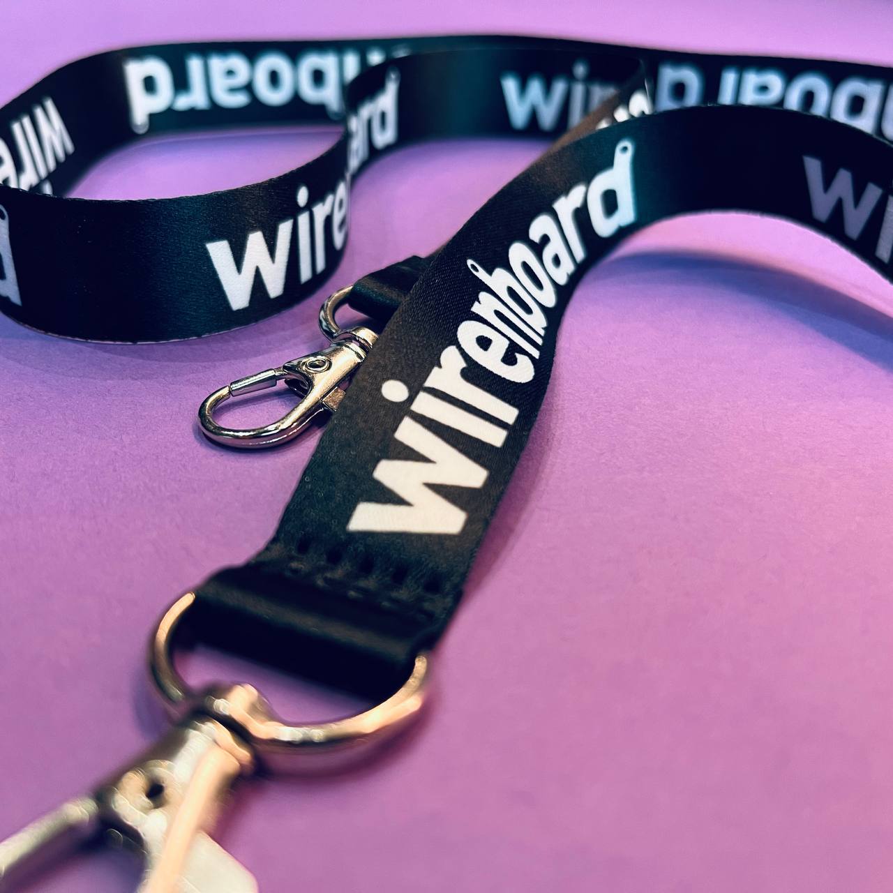 Ленточка для бейджа с крепление на два карабина Ленточка для бейджа с крепление на два карабина