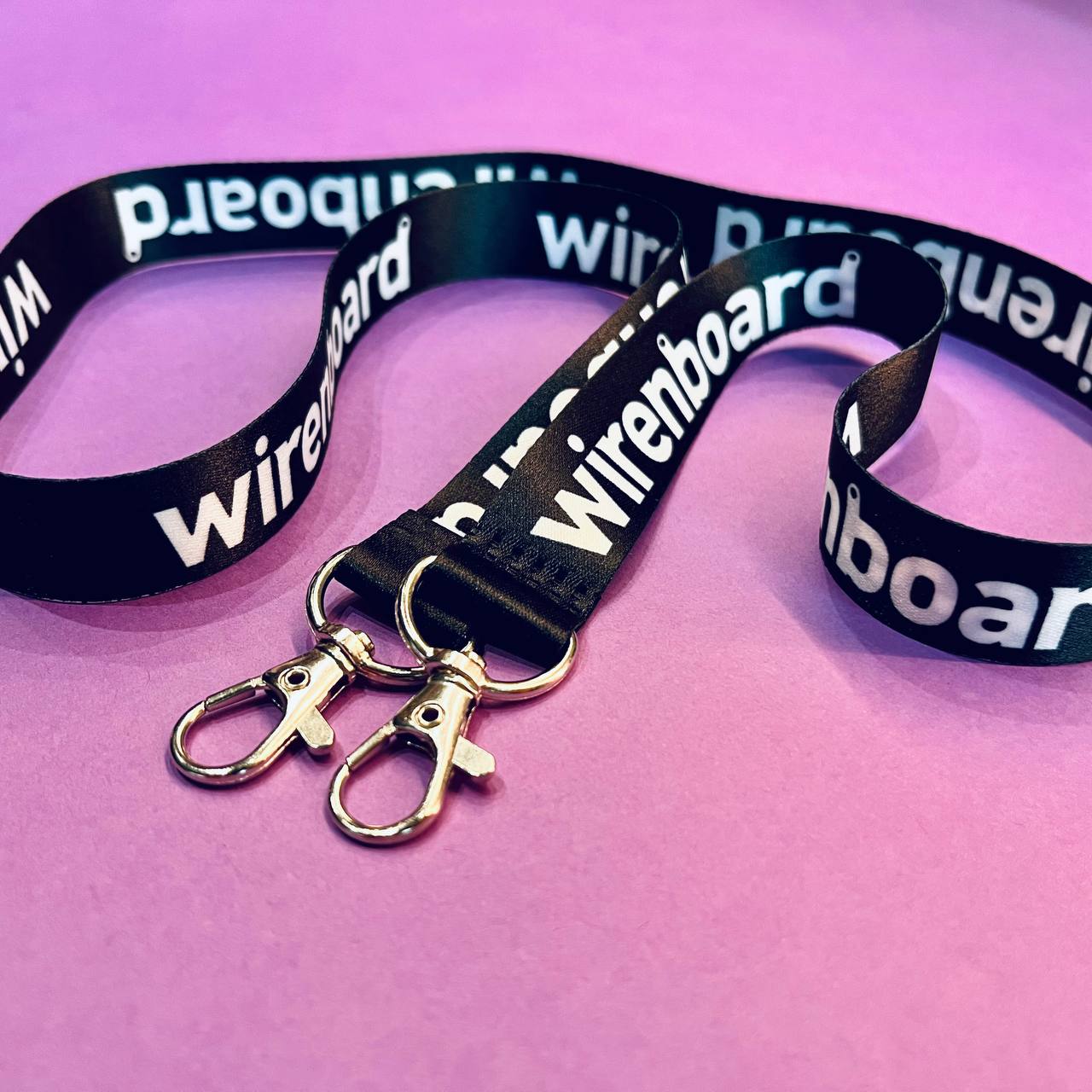 Лента для бейджа с двумя карабинами