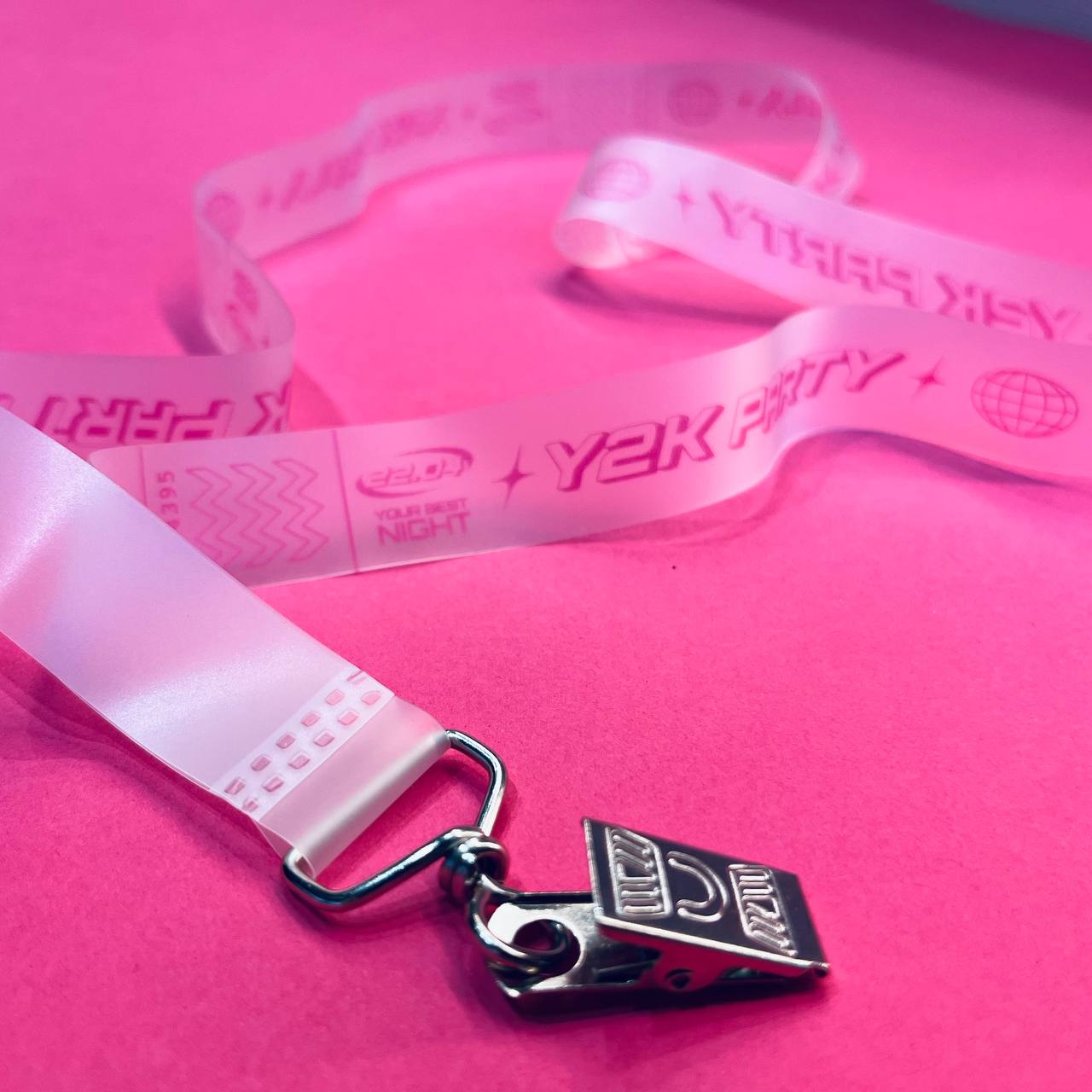 Лента для бейджа на прозрачном материале с печатью лого розового цвета