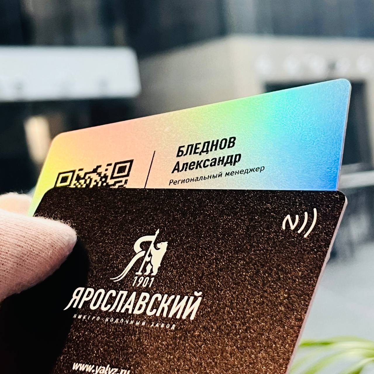 NFC-визитка на металлизированном голографическом пластике. Яркий переливающийся эффект живьём.