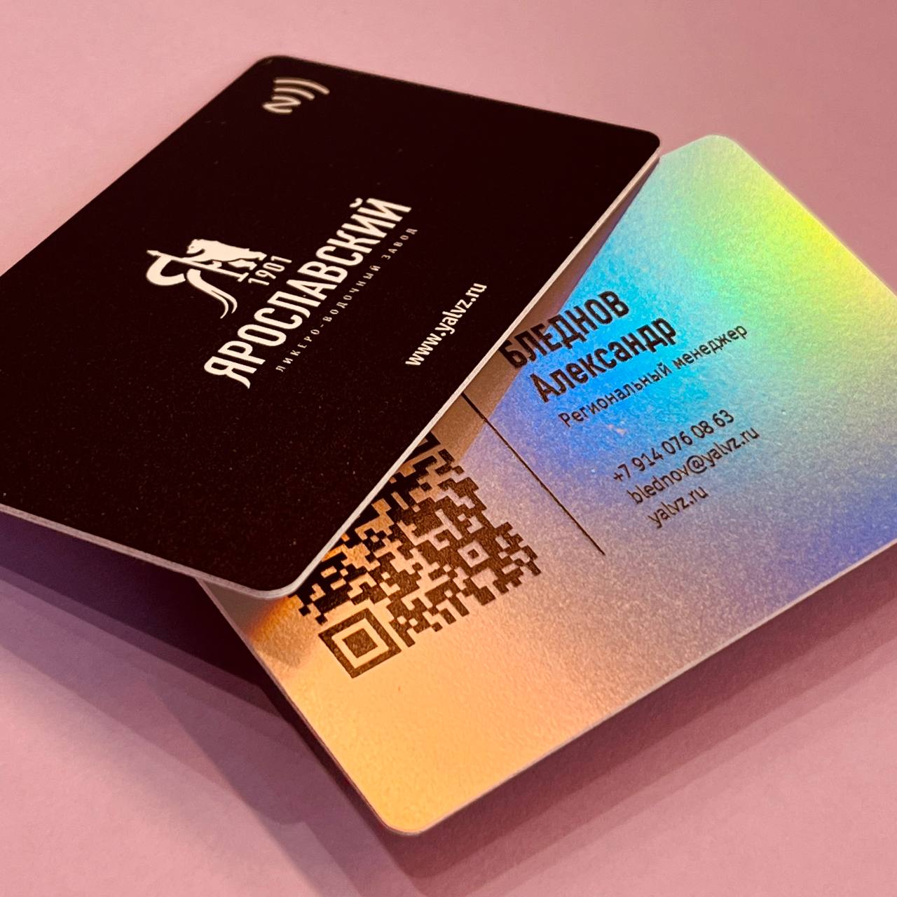 NFC-визитка на голографическом пластике с чёрным фоном и белым логотипом под лаком. Матовая ламинация на обороте. МАДЖЕНТА.