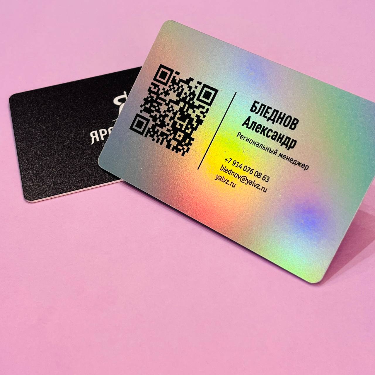 NFC-визитка на голографическом пластике для сотрудников завода. Управление контактами через личный кабинет онлайн. МАДЖЕНТА.