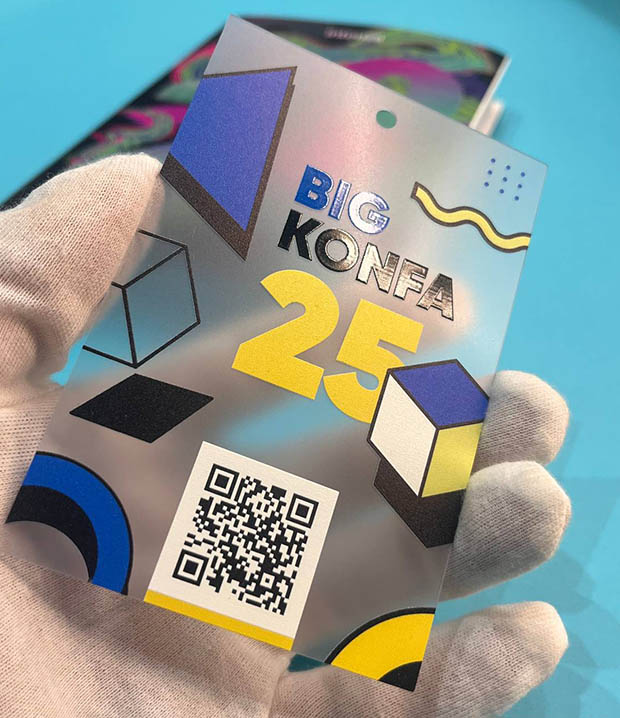 Бейджи на прозрачном пластике